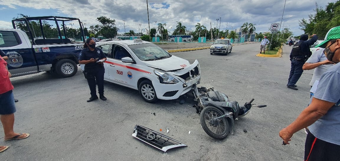 El taxi y la motocicleta fueron llevadas al corralón de la Secretaría de Seguridad Pública de Cozumel