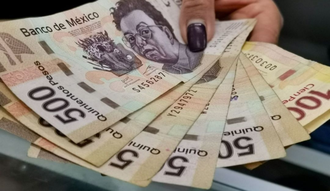 Los trabajadores tendrán derecho a un aguinaldo anual equivalente a 15 días de salario, por lo menos. Los trabajadores tendrán derecho a un aguinaldo anual equivalente a 15 días de salario, por lo menos.