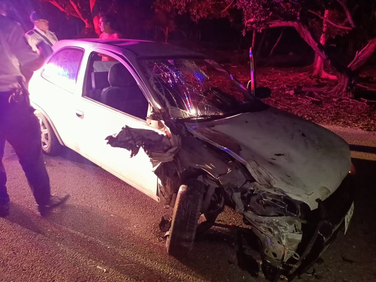 El conductor del vehículo particular terminó lesionado tras ser chocado por un tráiler, cuyo chofer escapó El conductor del vehículo particular terminó lesionado tras ser chocado por un tráiler, cuyo chofer escapó