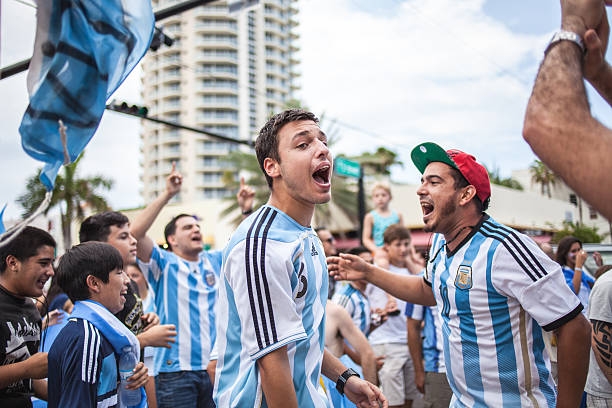 "Vendrán a Qatar como aficionados y asistentes a un torneo de fútbol y podrán hacer lo que haría cualquier otro ser humano"; expuso el presidente organizador del Mundial de Qatar 2022 "Vendrán a Qatar como aficionados y asistentes a un torneo de fútbol y podrán hacer lo que haría cualquier otro ser humano"; expuso el presidente organizador del Mundial de Qatar 2022
