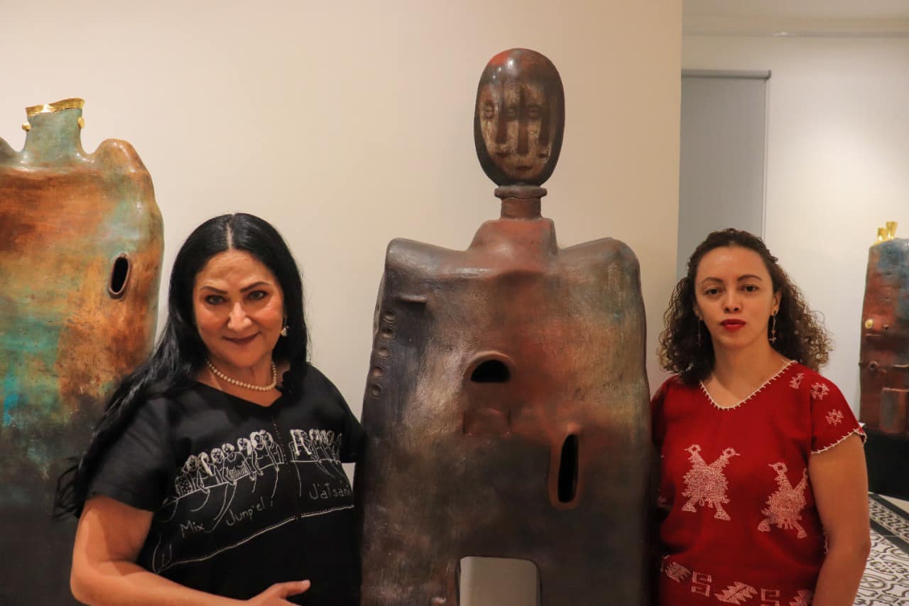 La creadora textil Elena Martínez Bolio (izq) informó que serán 68 artesanos de diferentes técnicas quienes presentarán en el evento mercancía nueva y piezas únicas