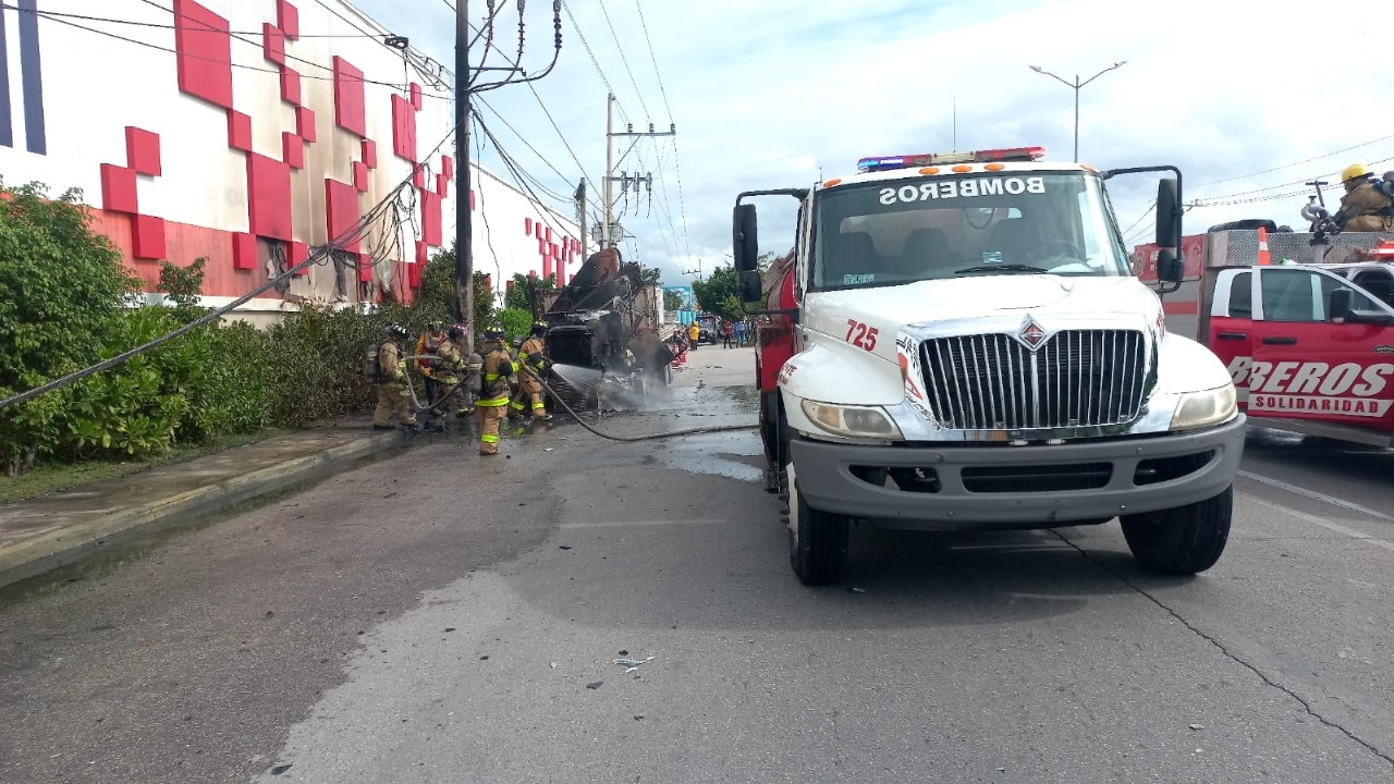 Poco después de las 10:00 horas cuando se reportó este incidente, el camión comenzó a incendiarse en su motor Poco después de las 10:00 horas cuando se reportó este incidente, el camión comenzó a incendiarse en su motor
