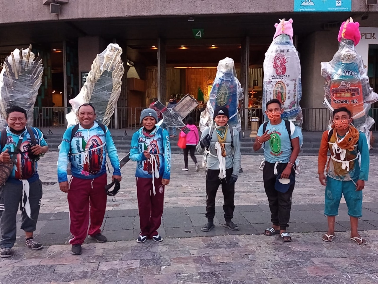 Los jóvenes llevan sobre sus espaldas imágenes de San Judas, la Virgen María, entre otros