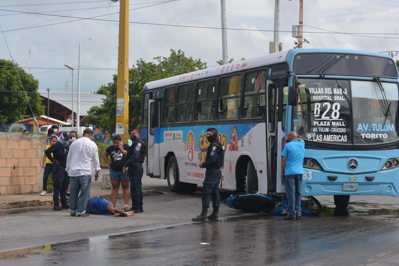 El hombre que iba a bordo de una motocicleta Italika color azul con placas 64AXW6 fue atropellada por un camión