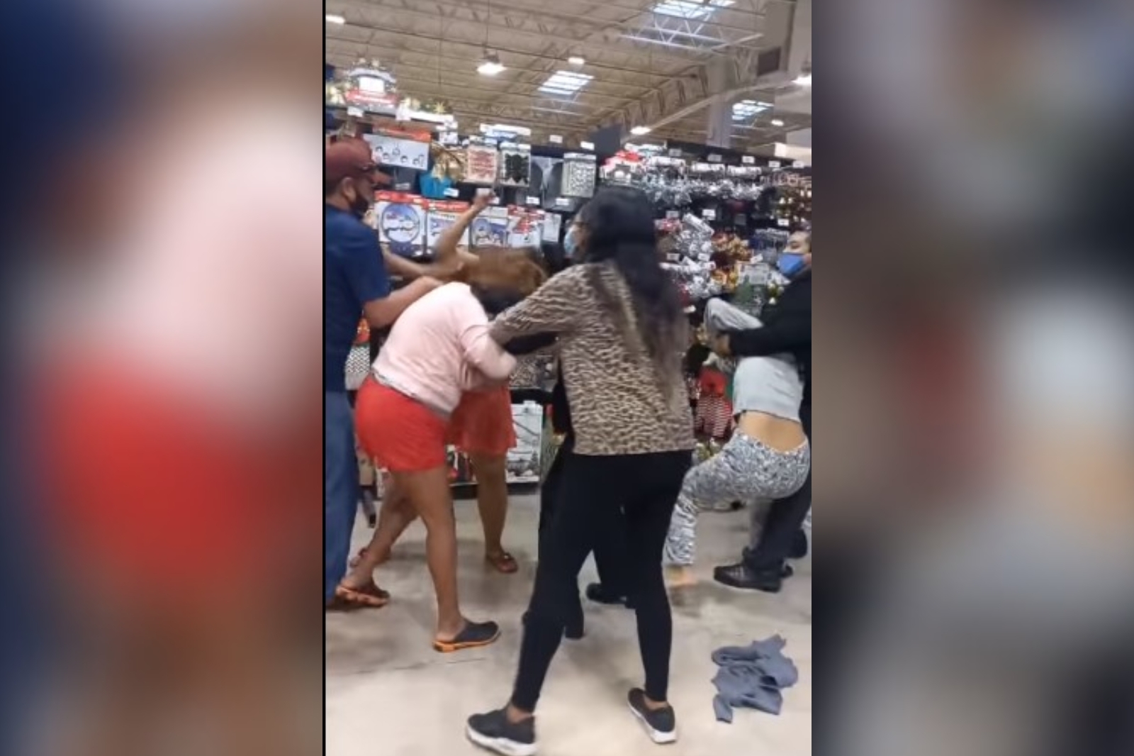Pese a tener a sus hijos pequeños cerca, el grupo de mujeres continuó con el altercado hasta que fueron expulsadas de la tienda Pese a tener a sus hijos pequeños cerca, el grupo de mujeres continuó con el altercado hasta que fueron expulsadas de la tienda