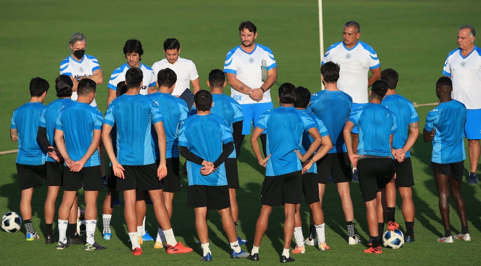 El técnico comentó que por el momento están trabajando sobre las altas y bajas del plantel