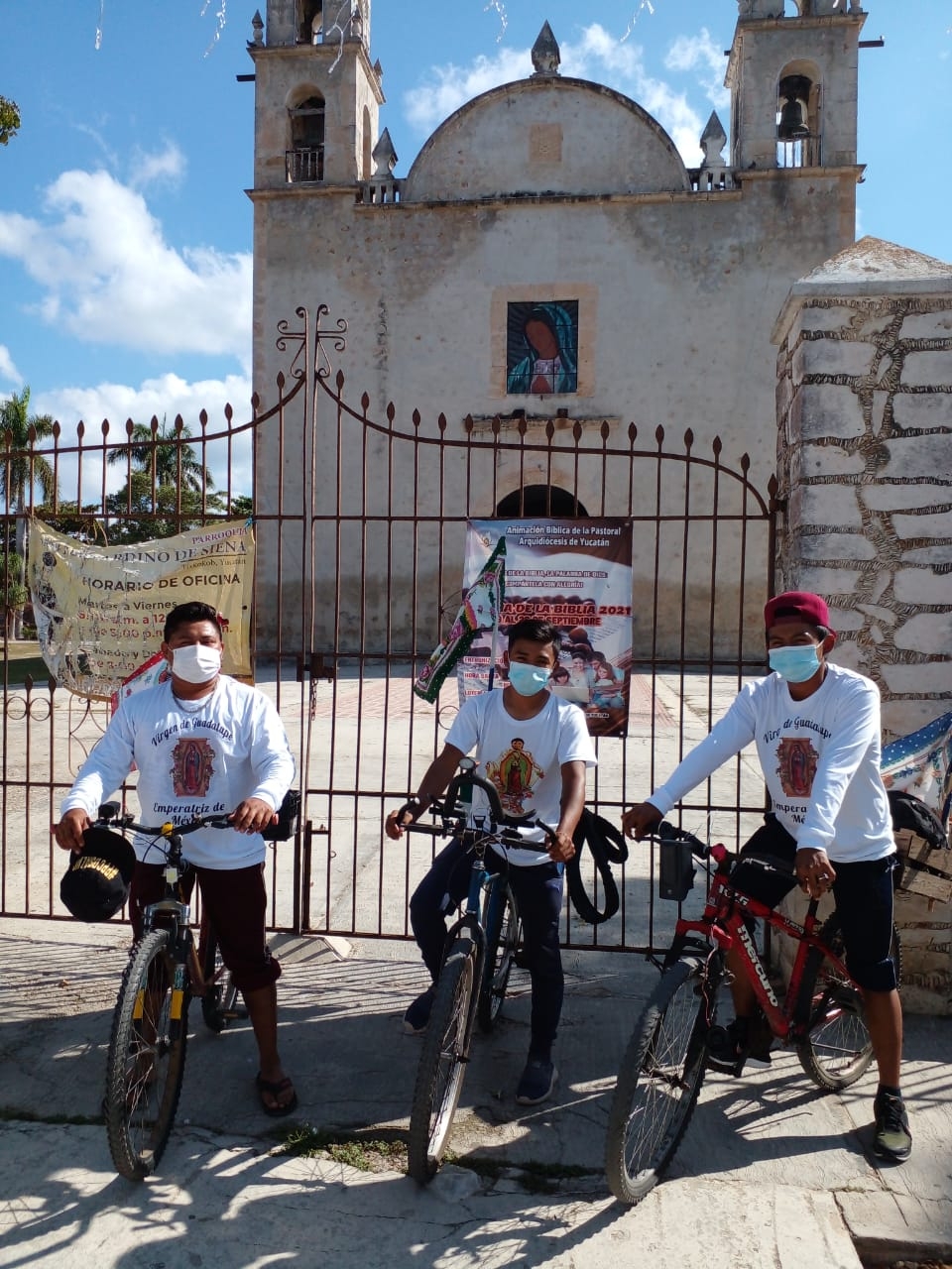 Los peregrinos llegaron a las afueras de la Iglesia de Guadalupe en Tixkokob como promesa por las bendiciones recibidas Los peregrinos llegaron a las afueras de la Iglesia de Guadalupe en Tixkokob como promesa por las bendiciones recibidas