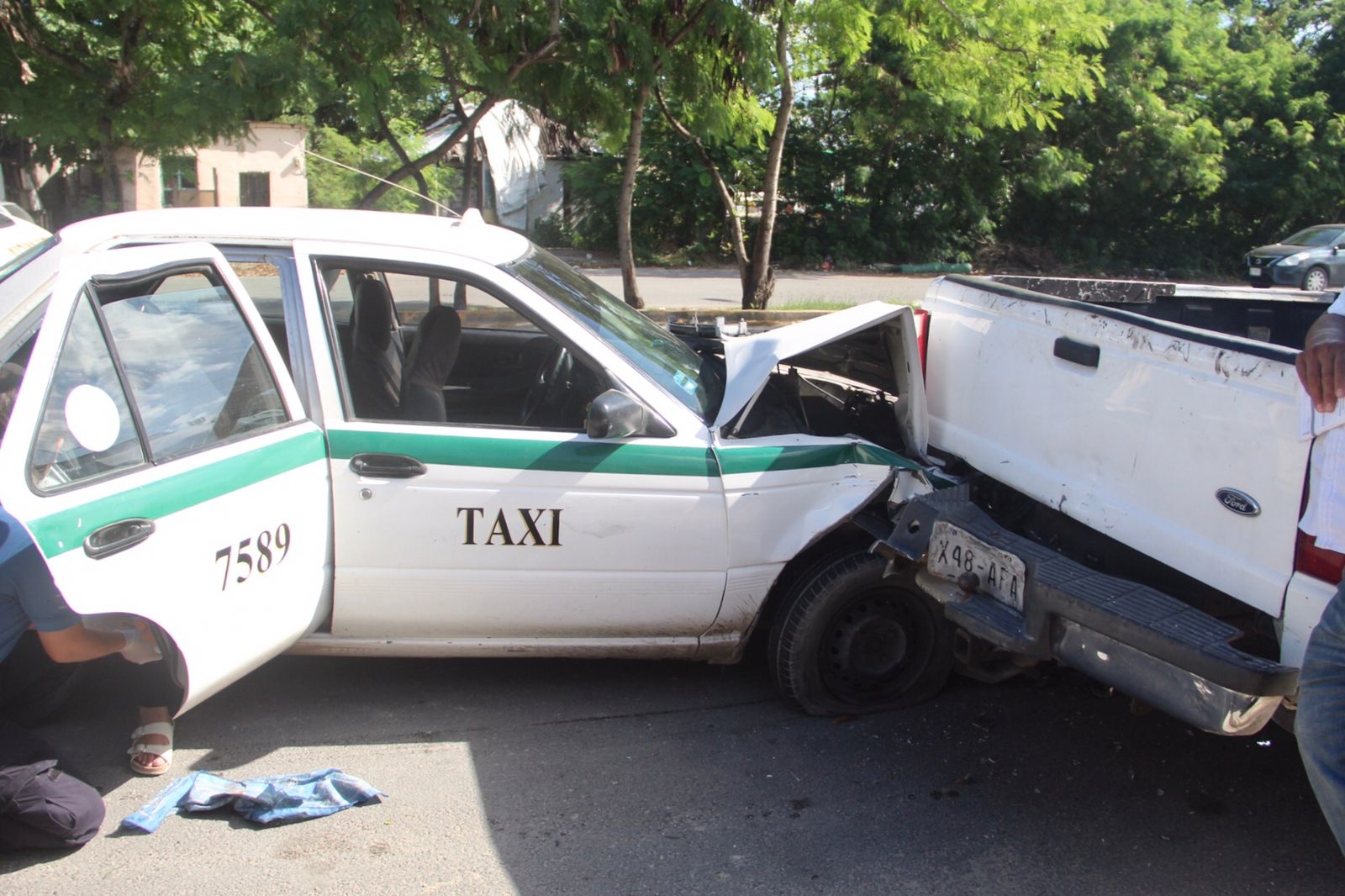 La mujer fue llevada a un hospital mientras que el propietario de la camioneta