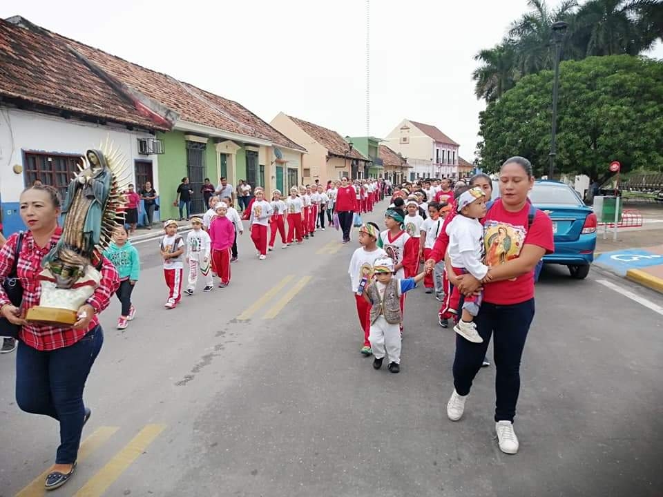 La antorcha infantil tiene ya una tradición y que inicio a propuestas de padres de familia que son devotos de la Virgen de Guadalupe La antorcha infantil tiene ya una tradición y que inicio a propuestas de padres de familia que son devotos de la Virgen de Guadalupe