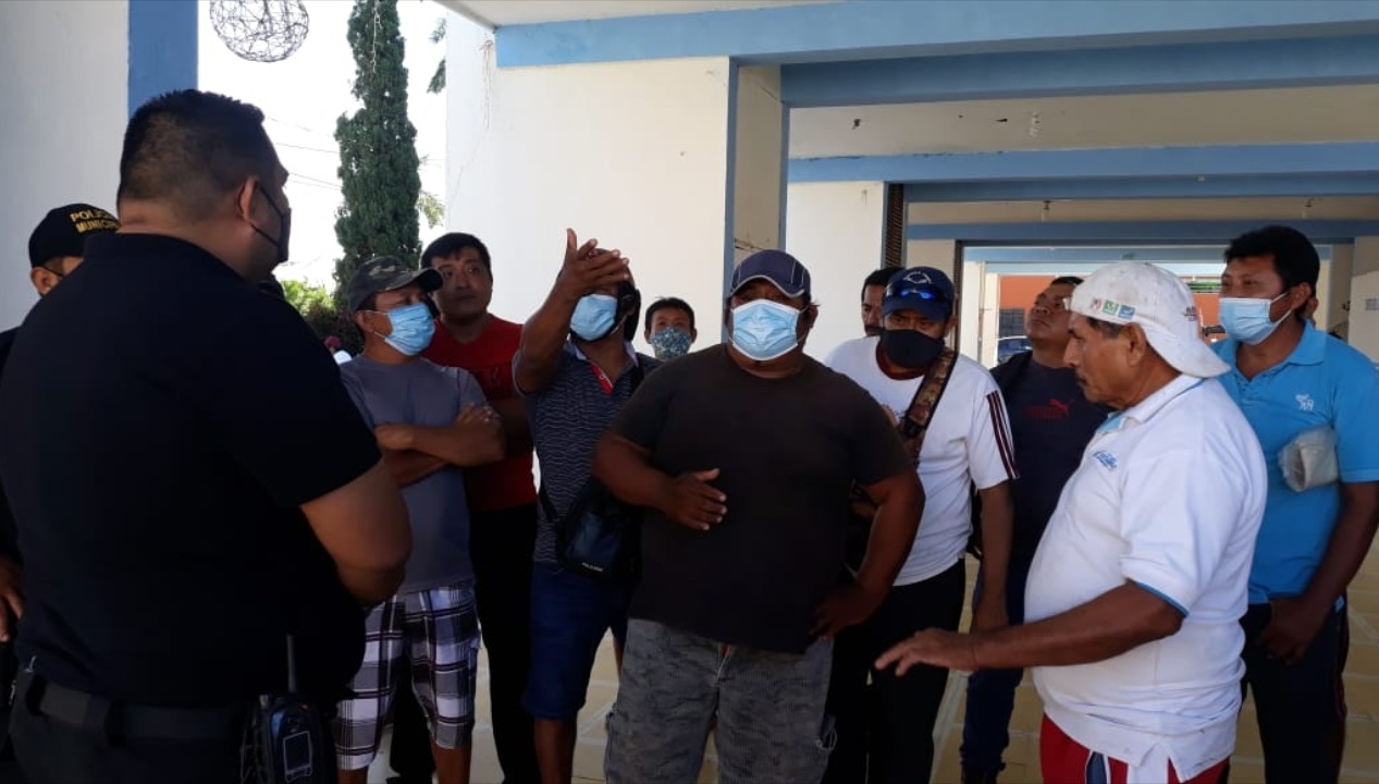 Agentes preventivos acudieron al Palacio Municipal para invitar a los conductores a retirarse