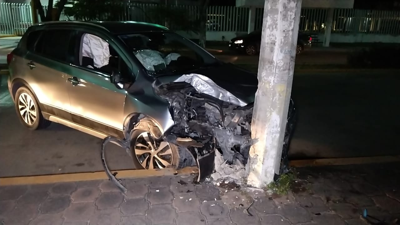 La mujer se estrelló contra un poste en la colonia Petrolera de Ciudad del Carmen, y huyó del lugar del hecho