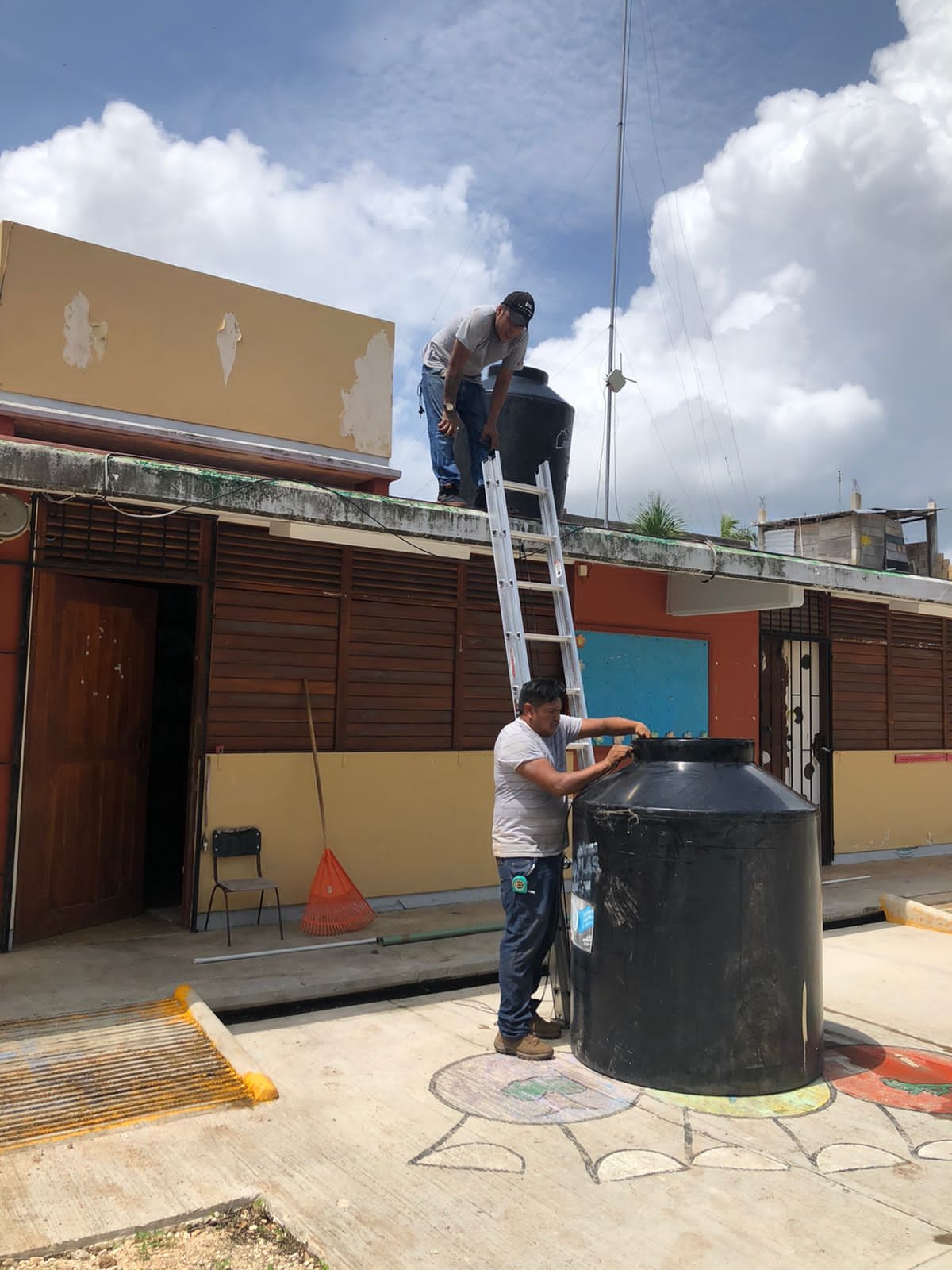 En algunas escuelas de Carrillo Puerto, los delincuentes se robaron cableado eléctrico y equipo; se espera que 15 más sean rehabilitadas