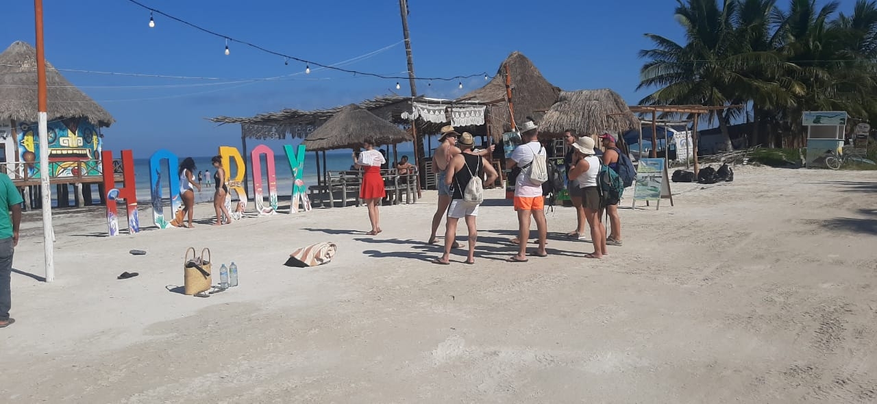 Los turistas aprovecharon el parador turístico de Holbox para fotografiarse; hoteleros esperan llegar al 100 por ciento en navidad Los turistas aprovecharon el parador turístico de Holbox para fotografiarse; hoteleros esperan llegar al 100 por ciento en navidad