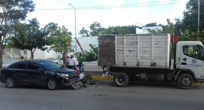 Los empleados de limpieza de calles de Playa del Carmen resultaron con lesiones tras el accidente Los empleados de limpieza de calles de Playa del Carmen resultaron con lesiones tras el accidente