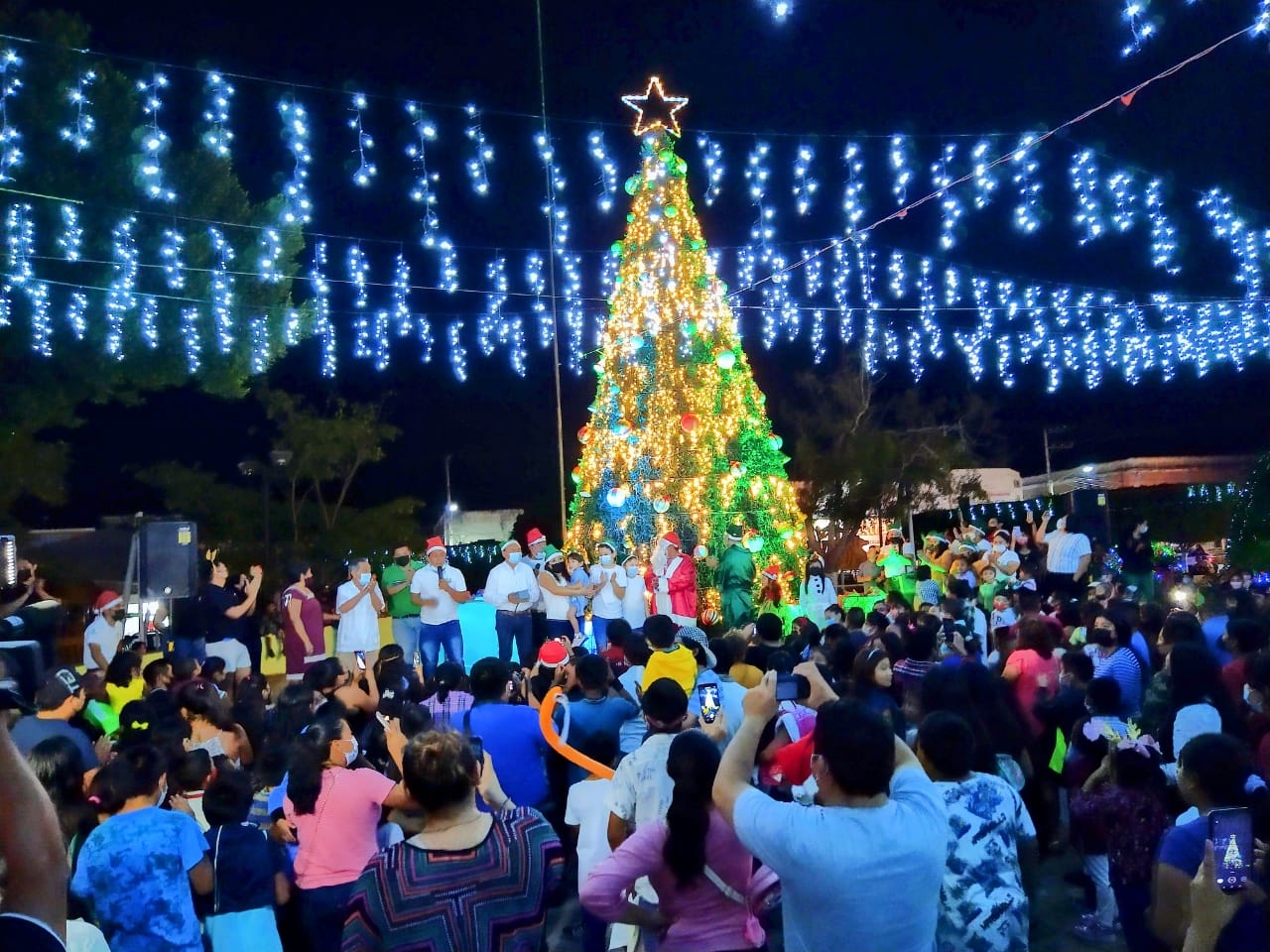 Decenas de familias no dudaron en sacar celulares para evidenciar este suceso que marcaba el inicio de las fiestas decembrinas en la villa