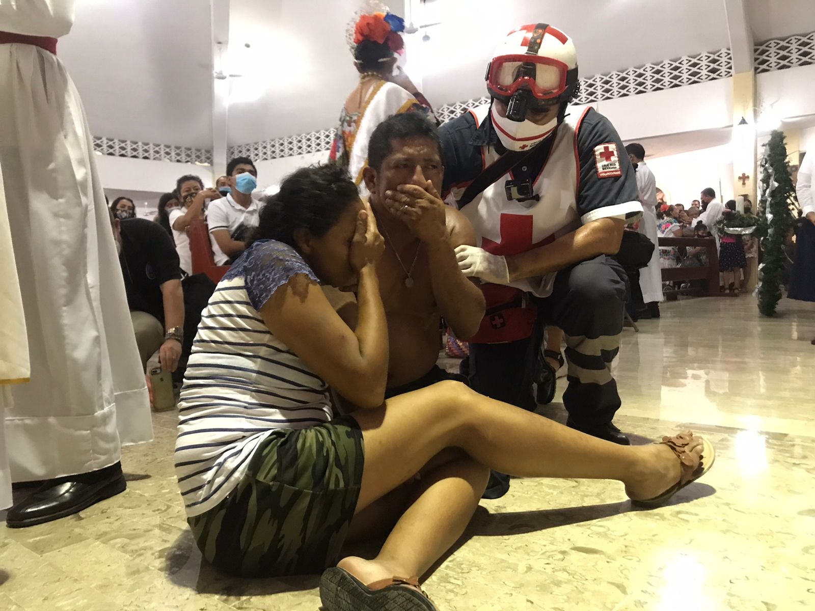 los paramédicos le brindaron los primeros auxilios hasta que poco a poco fue reaccionando