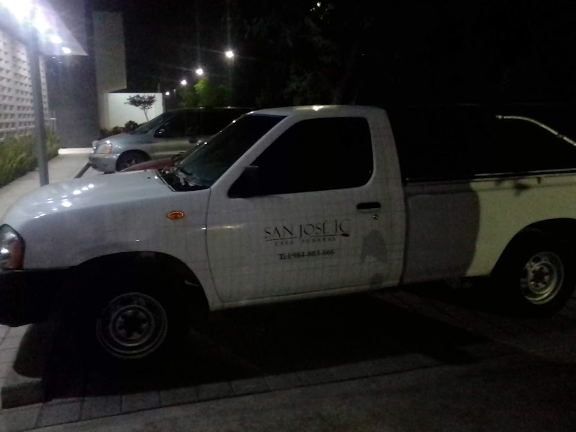 El informante comunicaba que en el lugar se encontró  a su vecina la cual estaba suspendida del cuello con un cable