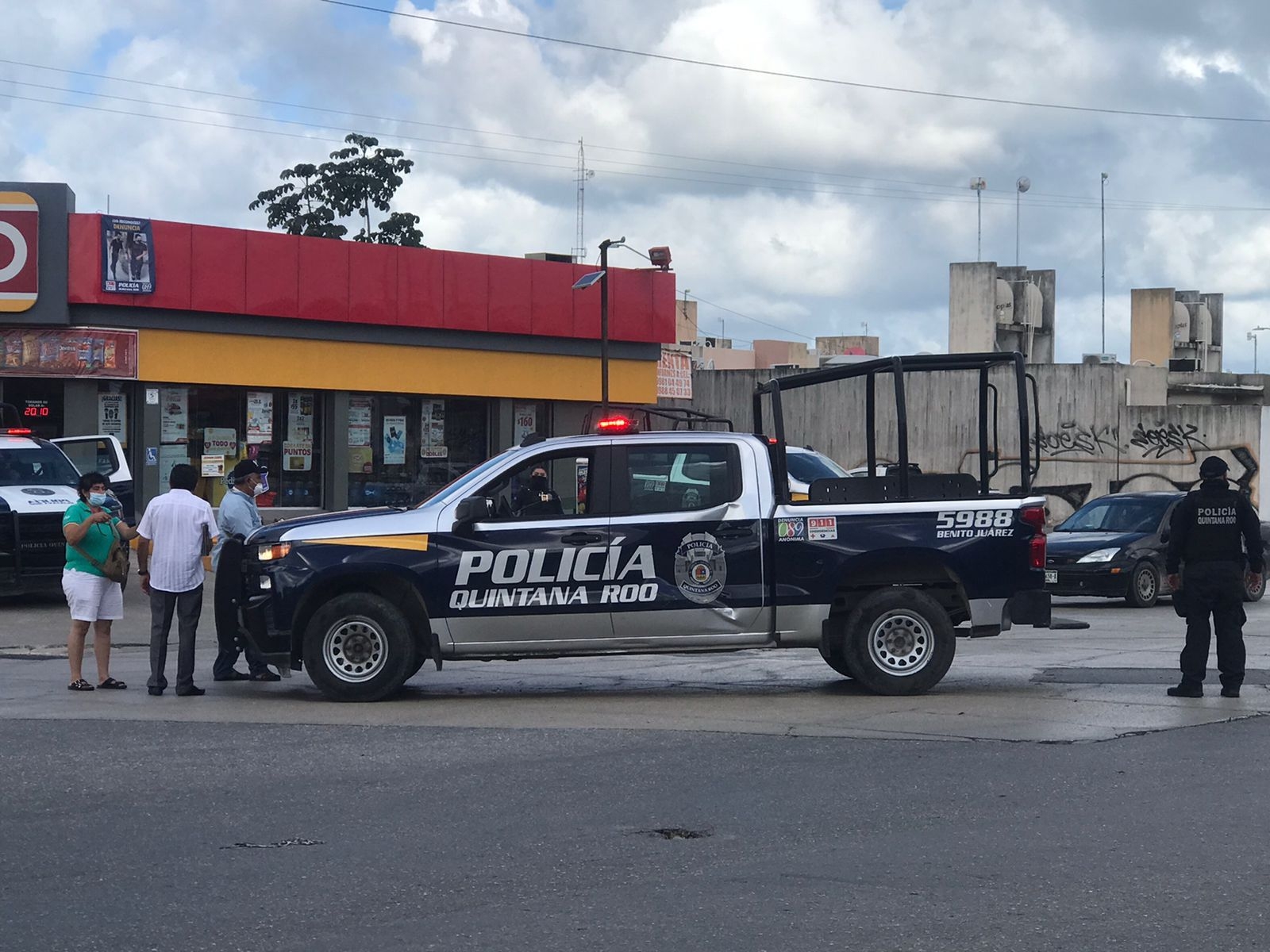 Patrulla de la policía municipal choca taxi en la Supermanzana 254 de Cancún