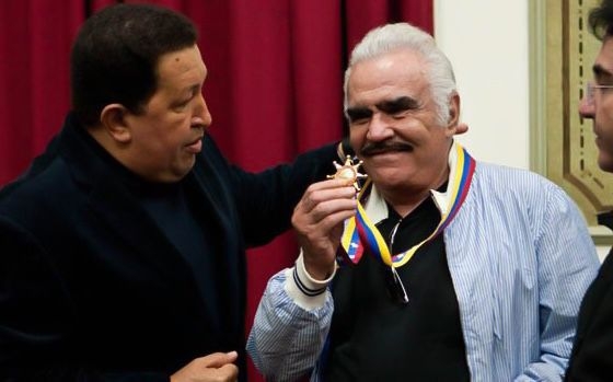 Hugo Chávez condecoró a Vicente Fernández con la la Orden de Libertadores en el Palacio de Miraflores