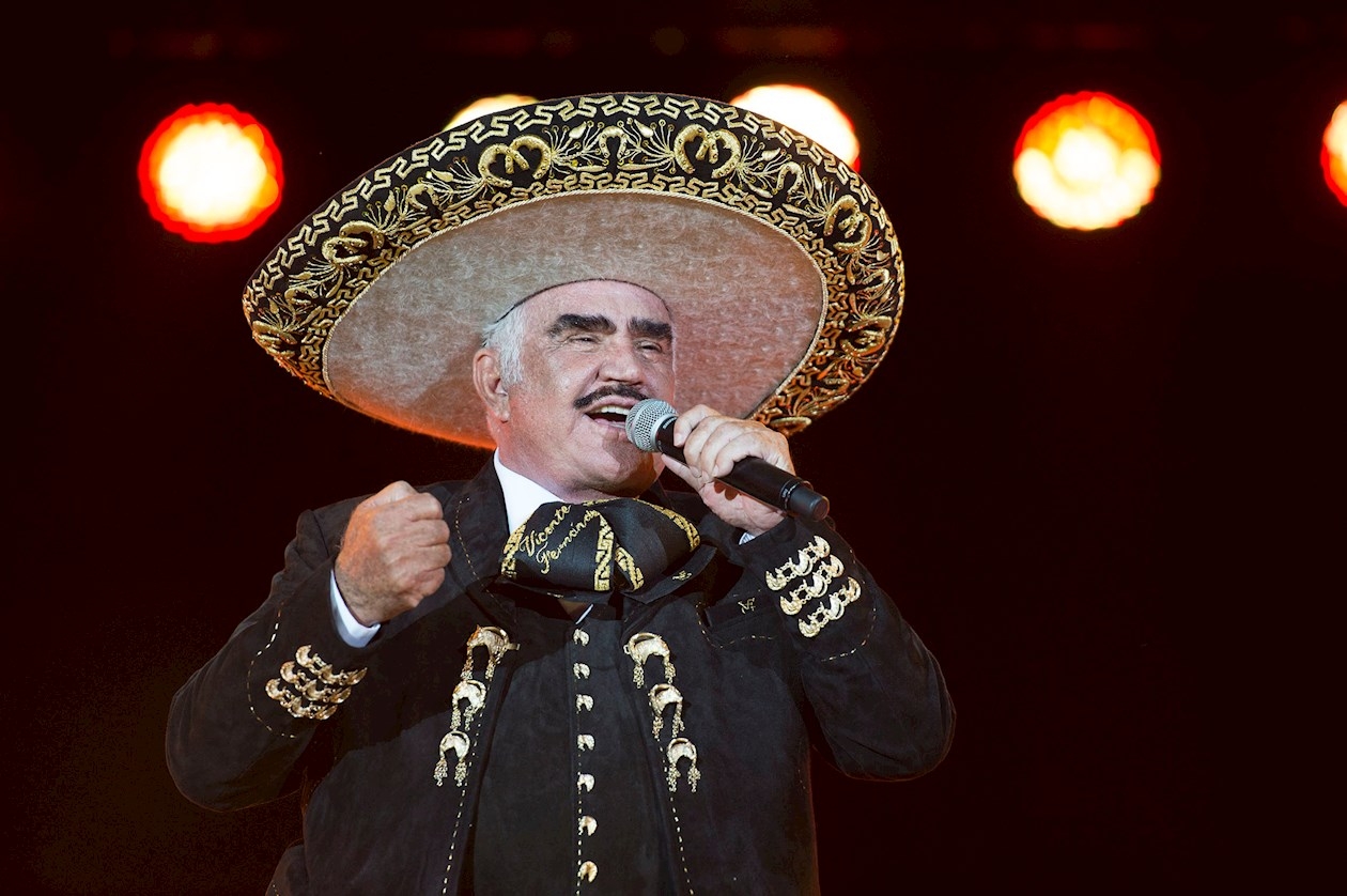 Con una imagen, una joven actriz reveló que, cuando era niña, Vicente Fernández le dio un beso, lo que generó polémica en redes sociales