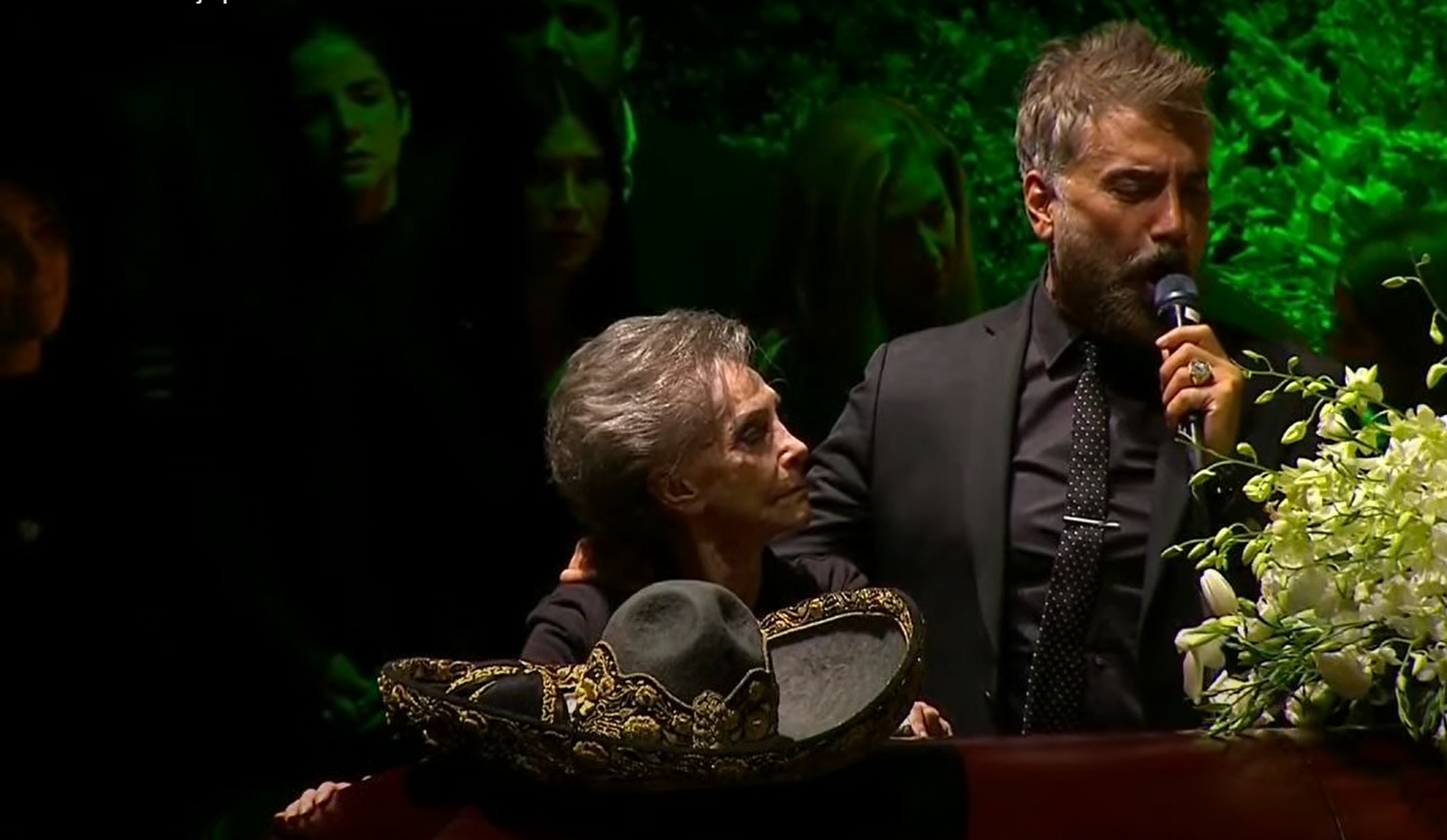 Alejandro Fernández cantando a su madre