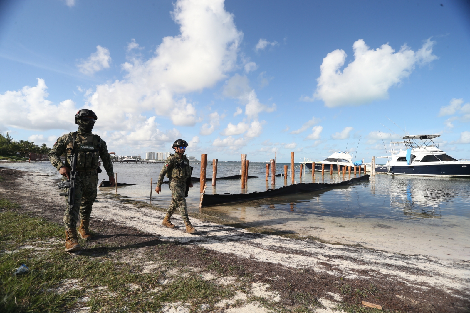 Fueron instalados al menos 24 pilotes de madera para construir el muelle en la Zona Hotelera de Cancún Fueron instalados al menos 24 pilotes de madera para construir el muelle en la Zona Hotelera de Cancún
