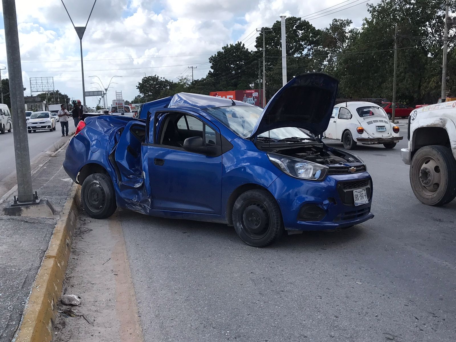 A consecuencia del fuerte choque, el vehículo quedó descuadrado y destrozado A consecuencia del fuerte choque, el vehículo quedó descuadrado y destrozado