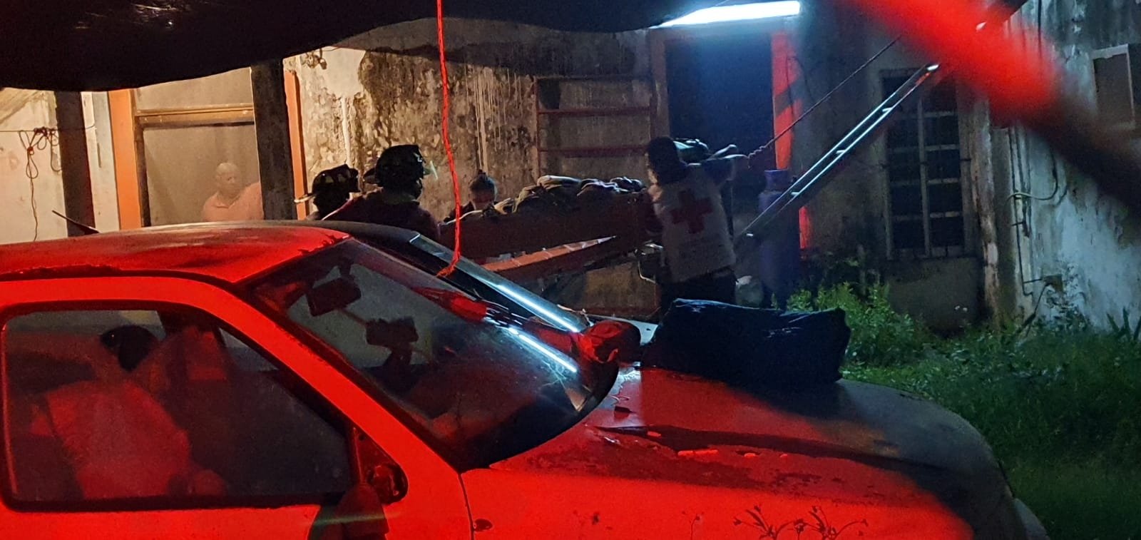 Según informaron bomberos de Cozumel, para bajar a la paciente se necesitó aplicar una maniobra especial