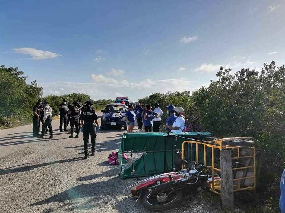 El conductor de la unidad intentó esquivar un bache que había en medio de la carretera. Una pasajera fue transportada al seguro El conductor de la unidad intentó esquivar un bache que había en medio de la carretera. Una pasajera fue transportada al seguro