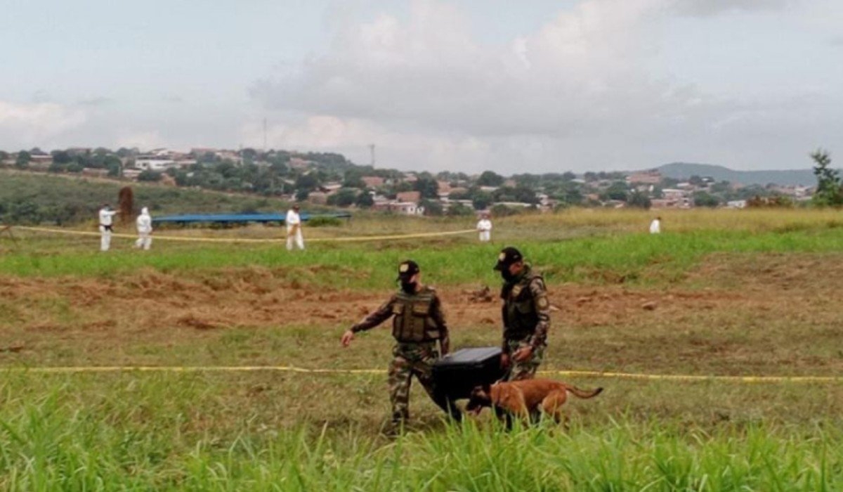 Ataque con explosivos en aeropuerto de Colombia deja 3 muertos
