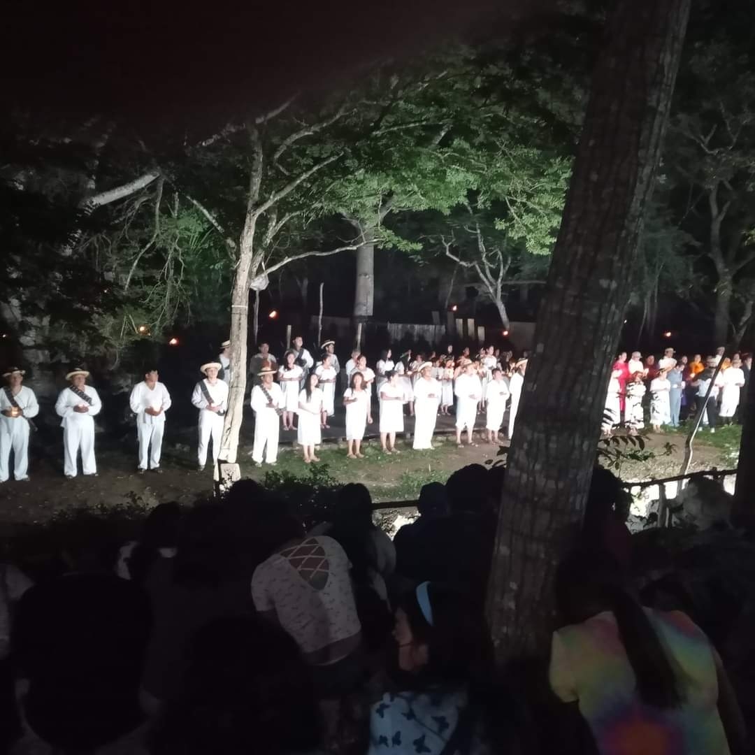 Los asistentes trataron de no perderse ningún detalle de la actuación de las personas que participaron en el escenario, incluso tomaron fotos y video