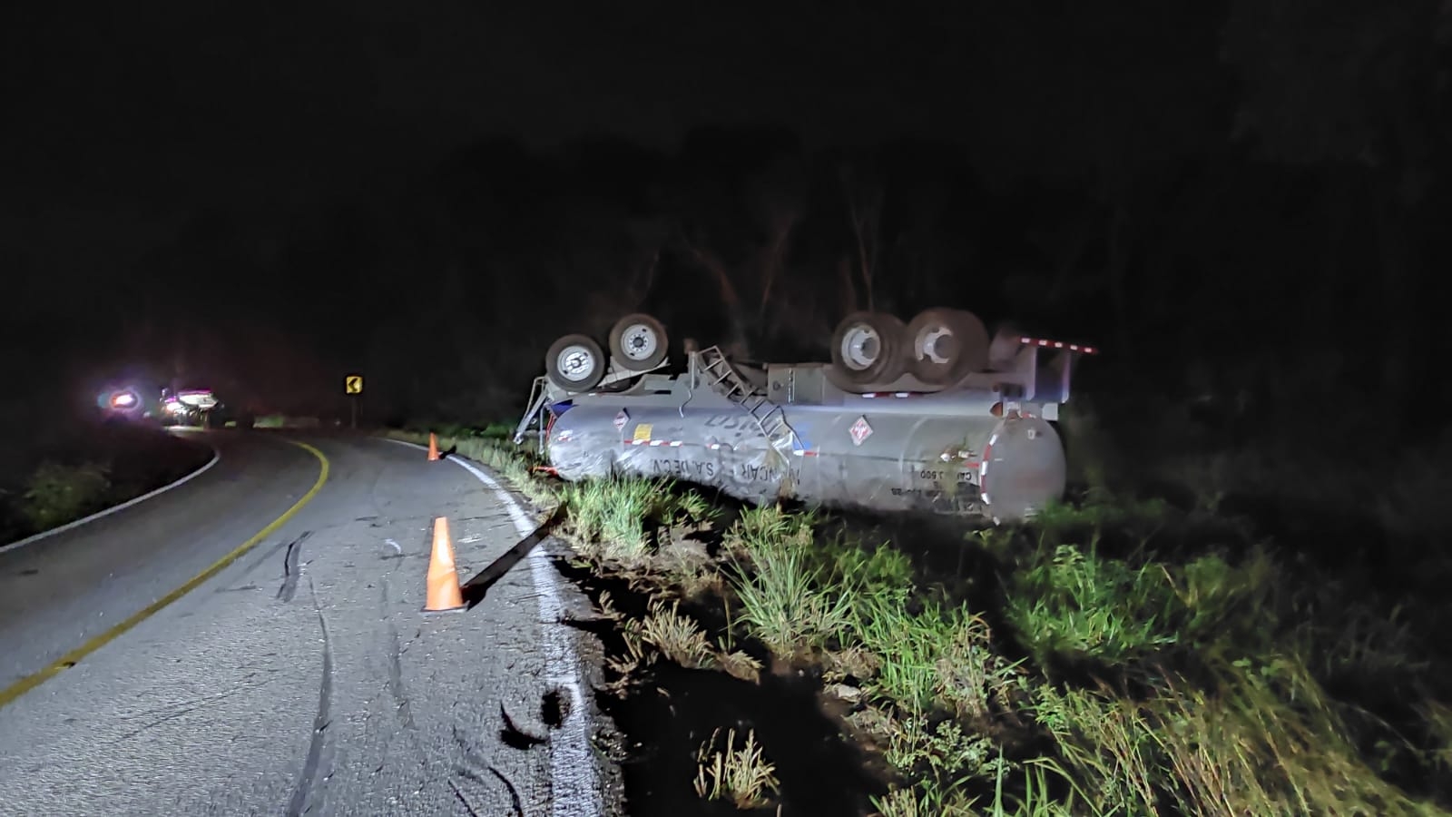 Vuelca remolque en la Carretera Federal José María Morelos-Poluyc