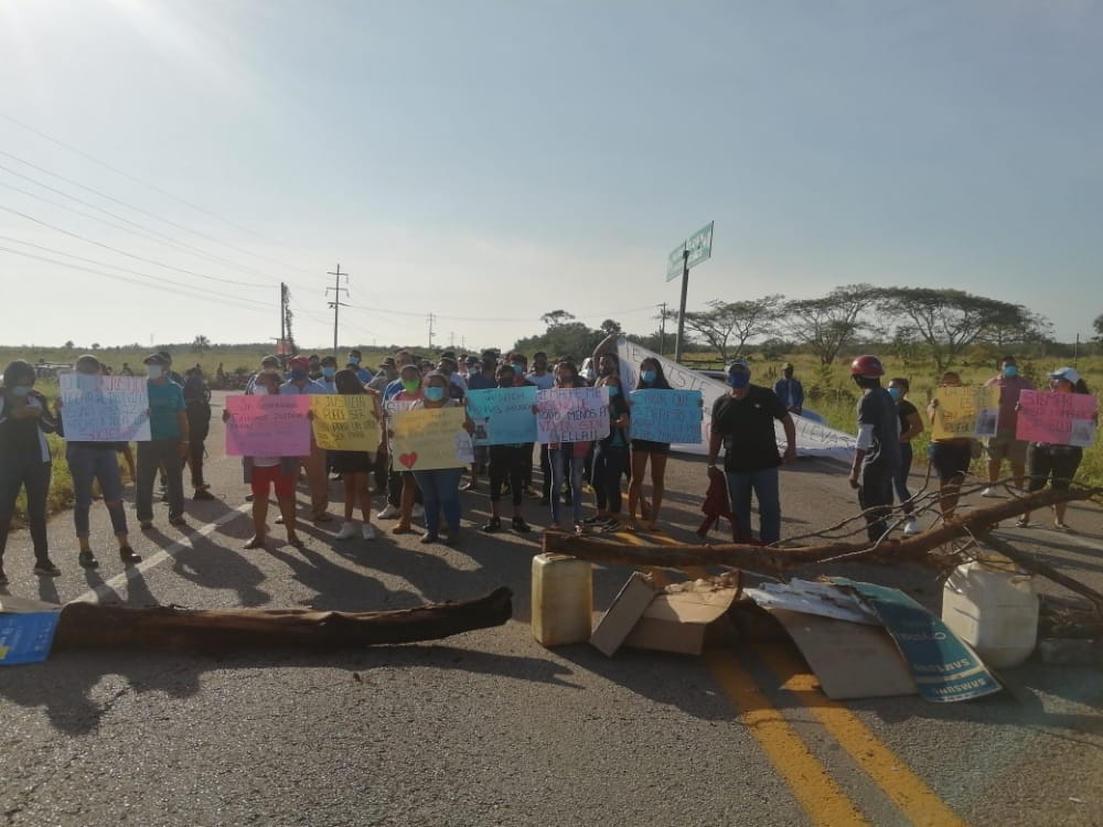 Al sitio arribaron unidades de la policía estatal, pero poco se pudo hacer, ya que la gente sigue firme