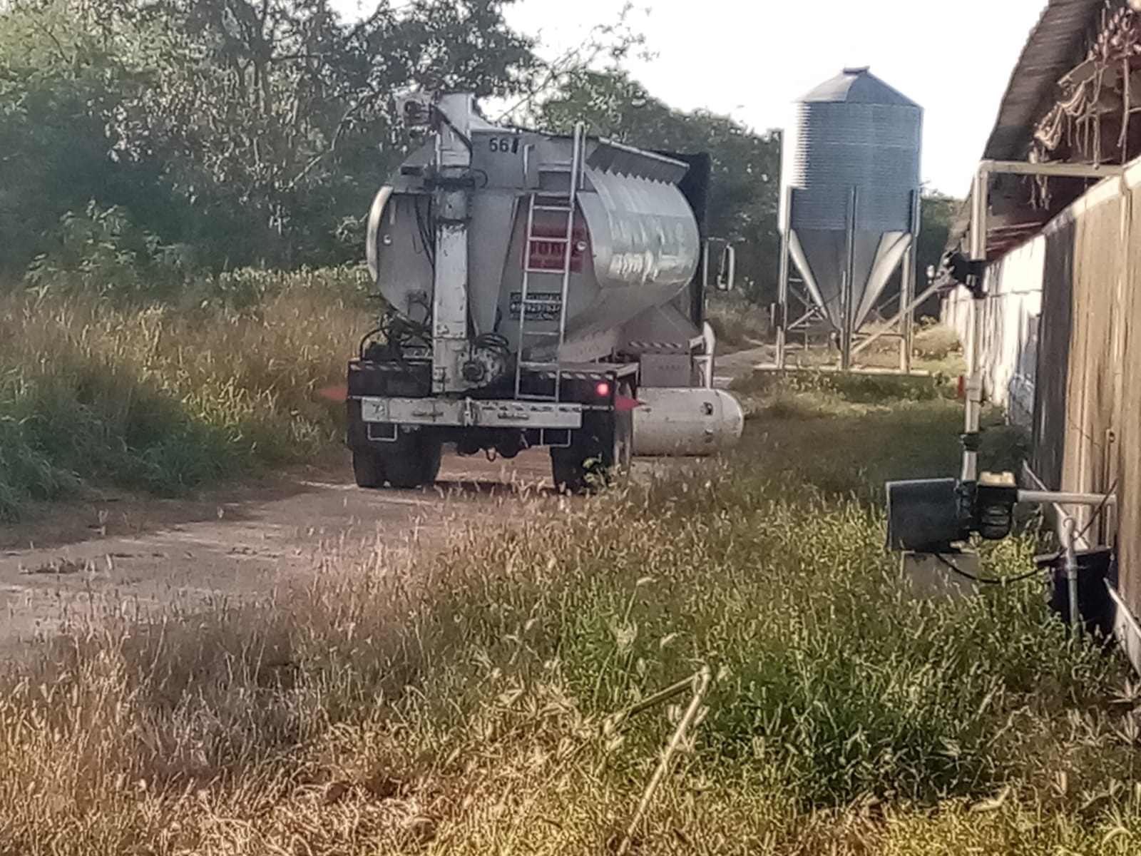 El vehículo llevaba alimento para aves a una granja. El cuerpo de bomberos llegó al lugar para controlar el incidente