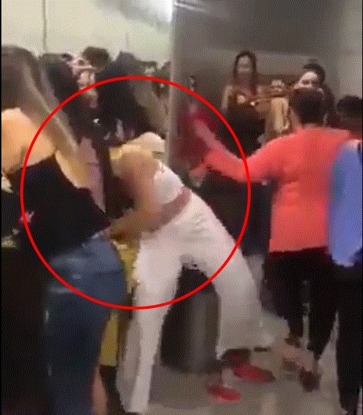 A pesar de los intentos de Roberto por hacer que su compañera no abriera el regalo, los gritos de los presentes que entonaban "Que lo abra! Que lo abra!"