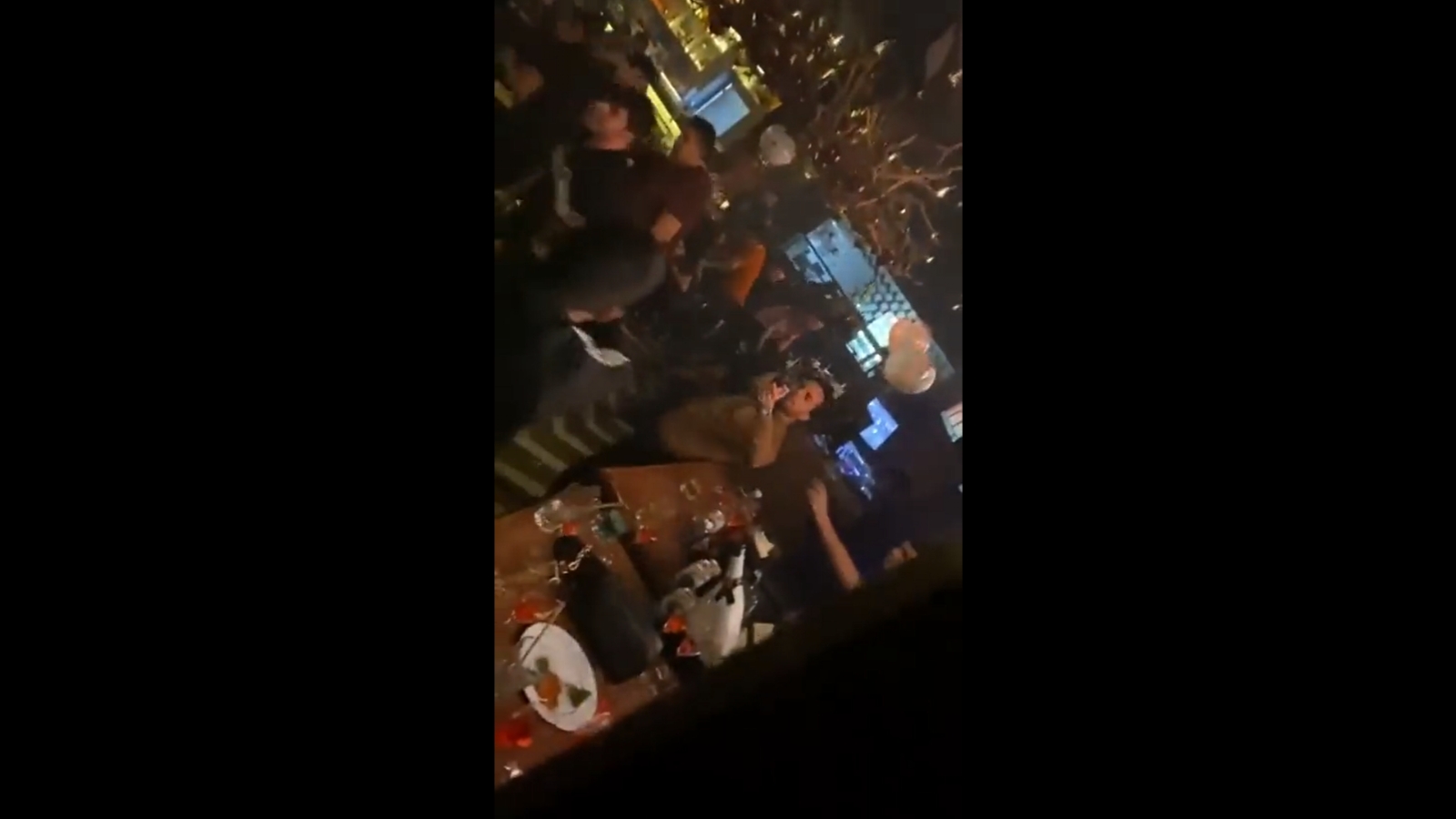 El hombre abrió fuego dentro de un bar