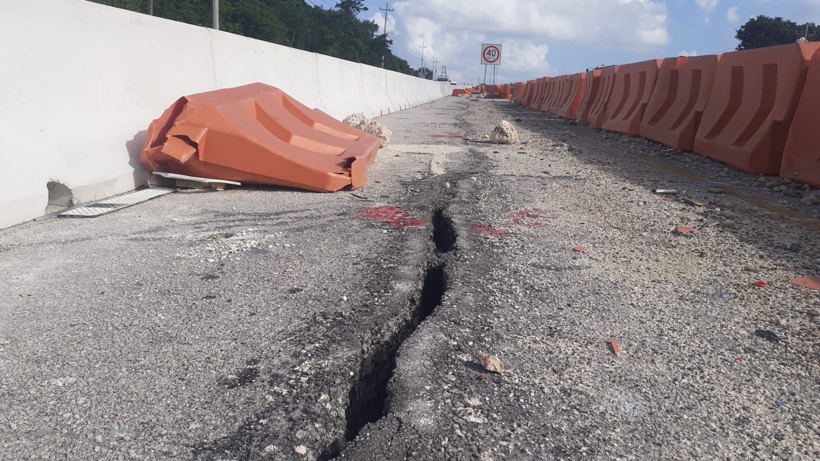 Aparecen grietas en la carretera Cancún-Playa del Carmen, cerca del hotel Iberostar