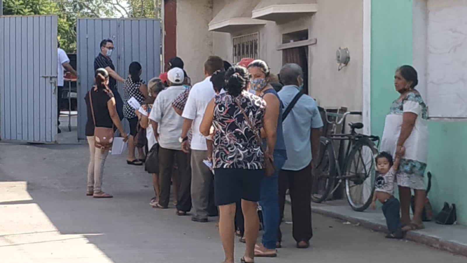 Padres de familia externaron su disgusto por la falta de organización e información en la convocatoria de las autoridades