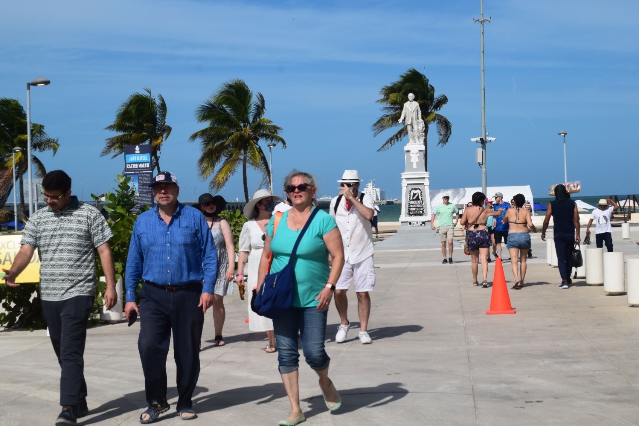 El navío atracó minutos previos a las 9:00 horas