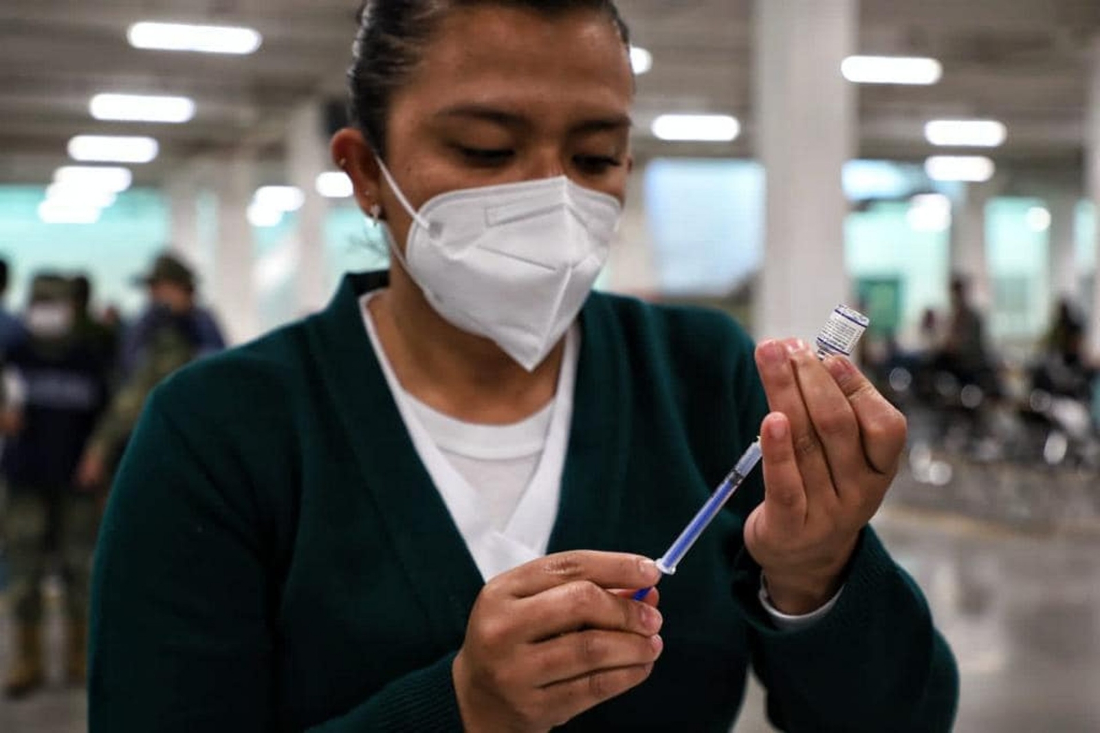 Autoridades informaron que aplicarán la dosis de refuerzo contra COVID a adultos mayores en Álvaro Obregón, Cuauhtémoc y Milpa Alta.