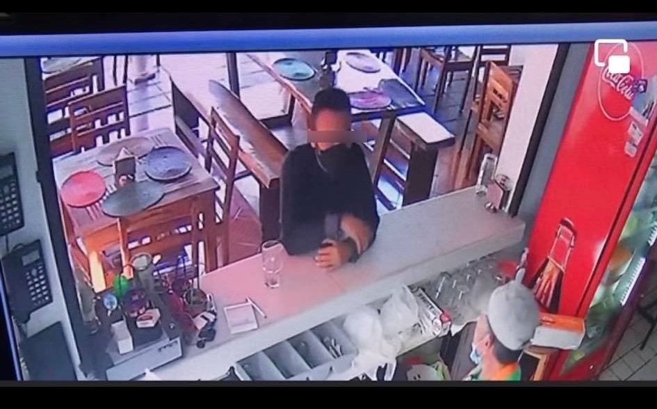 Las cámaras de seguridad captaron al sujeto que sustrajo un celular del mostrador de un negocio en Cancún