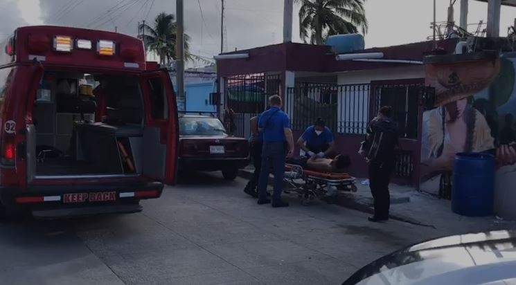 Paramédicos de la empresa Cancún Medical atendieron al lesionado al que posteriormente llevaron al Hospital General de Cancún