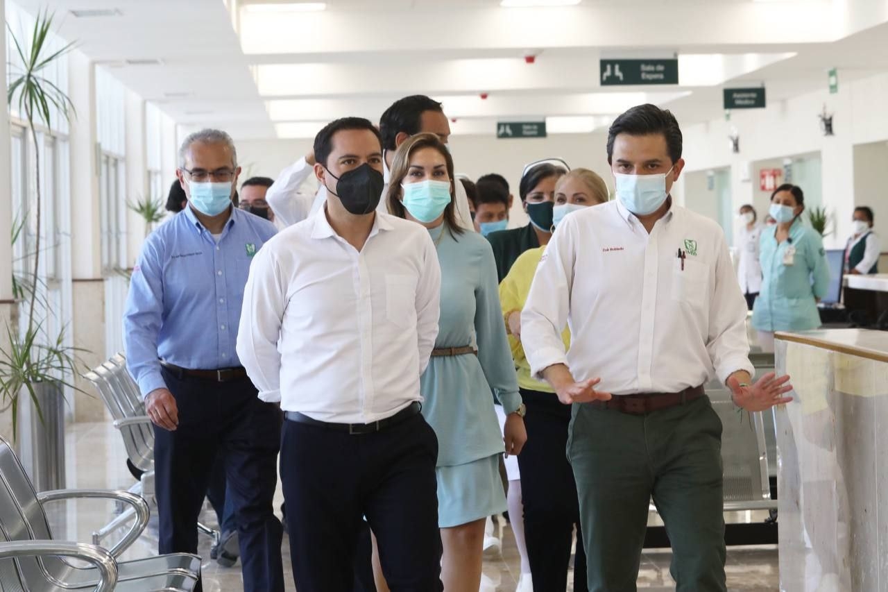 Mauricio Vila y Zoé Robledo, director del IMSS, hacen recorrido al nuevo hospital de Mérida
