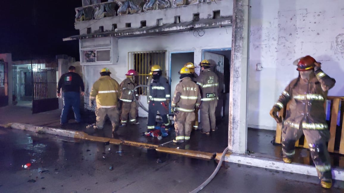Tras sofocar las llamas, bomberos sacaron los muebles de manera, algunos de ellos quemados, esto en Ciudad del Carmen Tras sofocar las llamas, bomberos sacaron los muebles de manera, algunos de ellos quemados, esto en Ciudad del Carmen