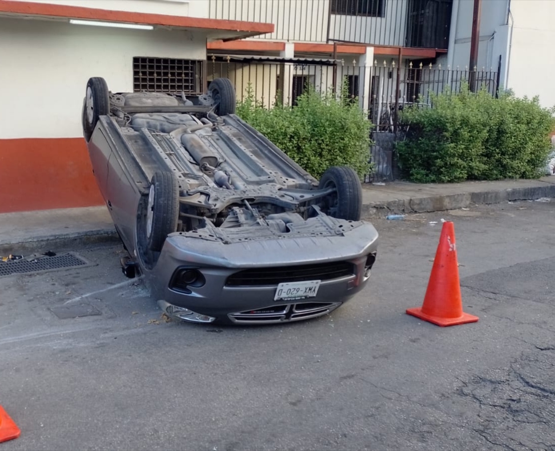 A pesar de lo aparatoso del accidente, el conductor salió por su propio pie