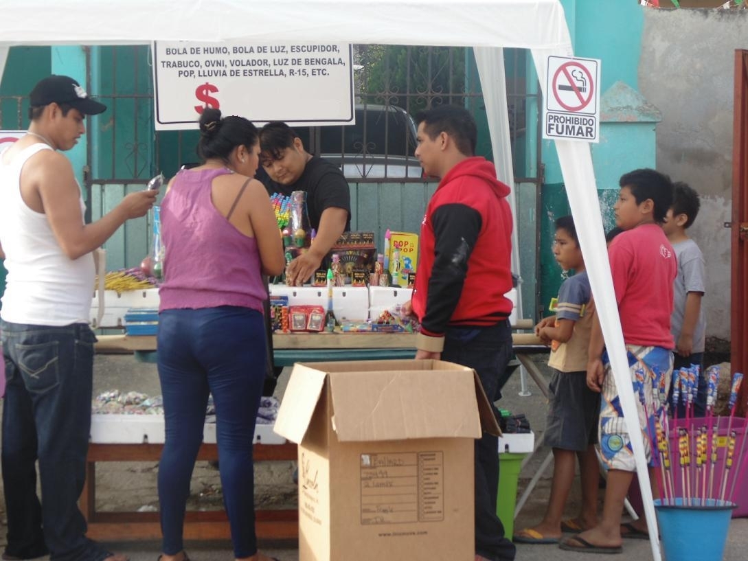 Vecinos señalan que en muchos casos son los menores de edad quienes adquieren productos elaborados con pólvora Vecinos señalan que en muchos casos son los menores de edad quienes adquieren productos elaborados con pólvora