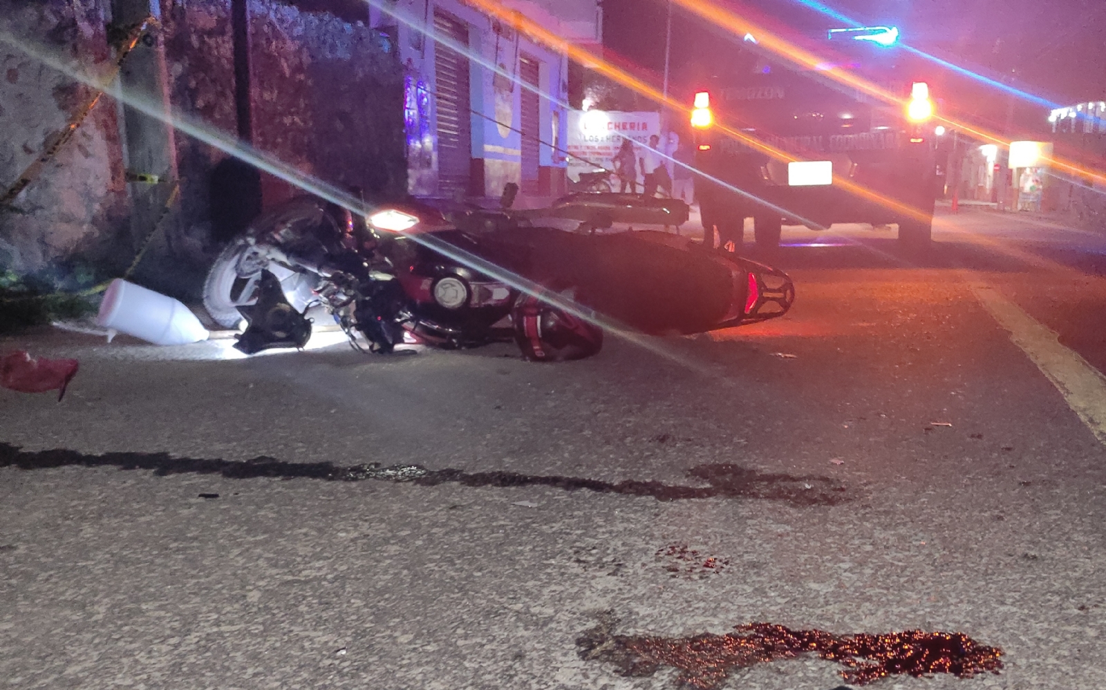 Pese a que el accidentado portaba casco, el golpe contra el pavimento fue suficientemente severo como para provocarle un traumatismo craneoencefálico