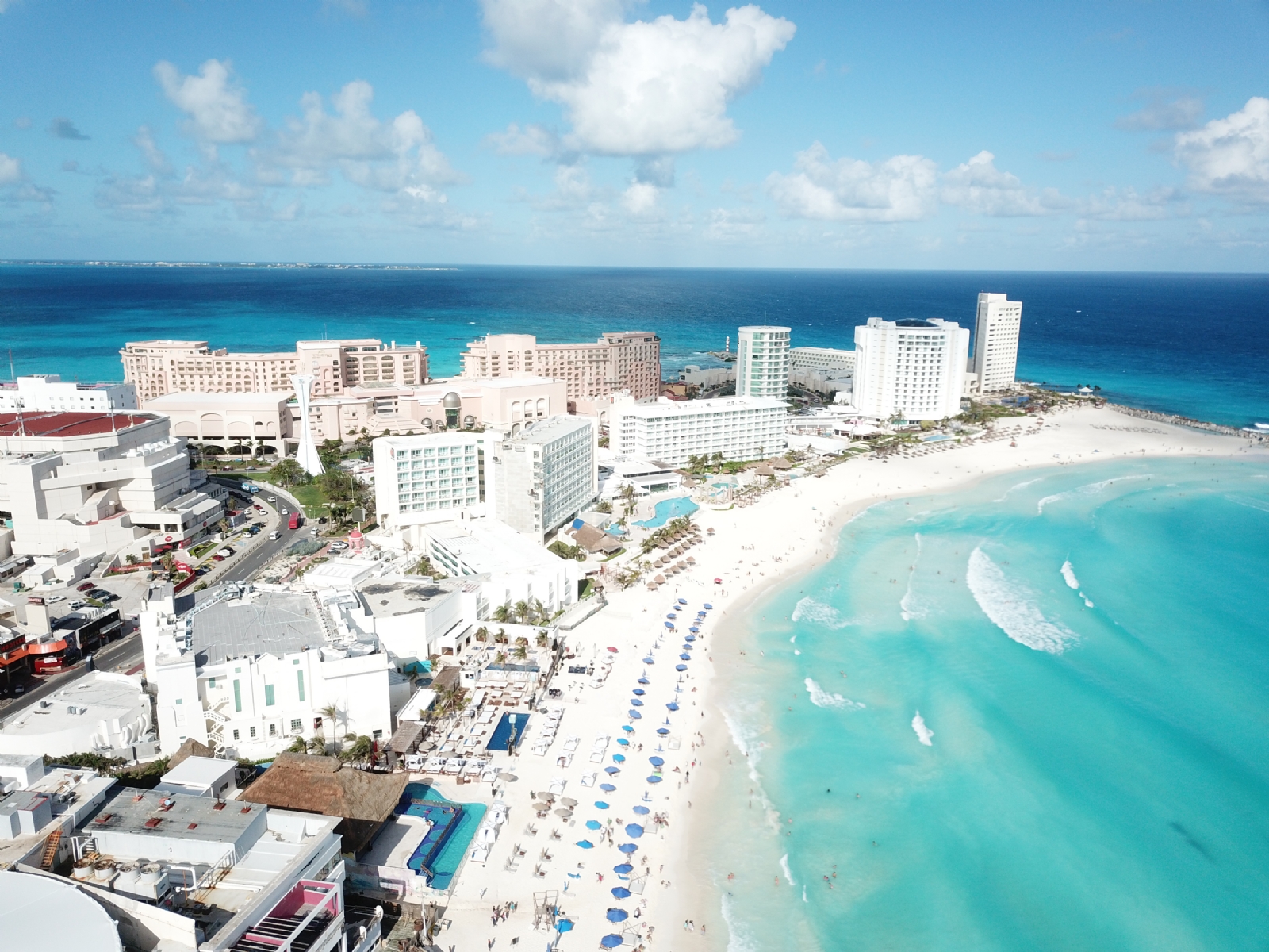 La Zona Hotelera de Cancún está aproximadamente a 15 minutos del aeropuerto, ya que existe un puente vehicular que conecta a ambos sitios