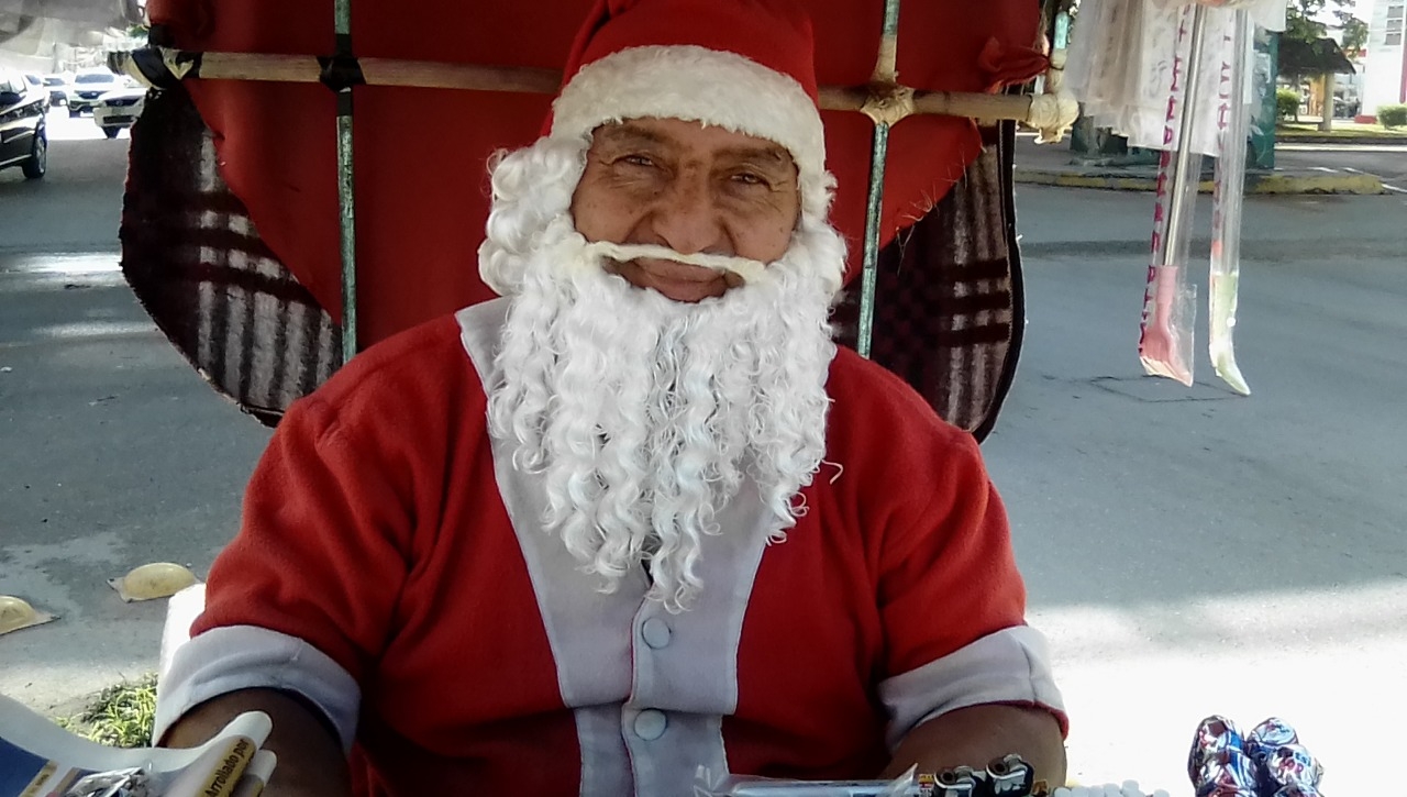 Héctor Galaz adaptó su silla de ruedas para vender dulces, y en época navideña disfruta disfrazarse de 'Santa Claus' Héctor Galaz adaptó su silla de ruedas para vender dulces, y en época navideña disfruta disfrazarse de 'Santa Claus'