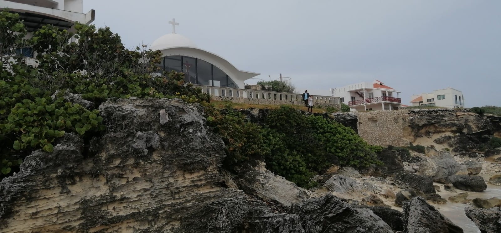 Algunas casas en Isla Mujeres tienen riesgo de derrumbarse debido a la erosión de los acantilados donde fueron construidas